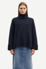 Load image into Gallery viewer, Samsoe Samsoe Sakeiko turtleneck mörkblå